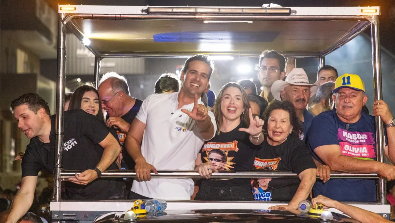 Lucas Ribeiro, Hugo Motta, Chica Motta, Jacob Souto e Olívia Motta fazem gesto com a mão em carro aberto.