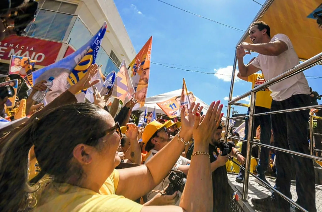 Lucas Ribeiro faz formato de coração com as mãos em carro aberto enquanto é aplaudido pelo público em Triunfo.