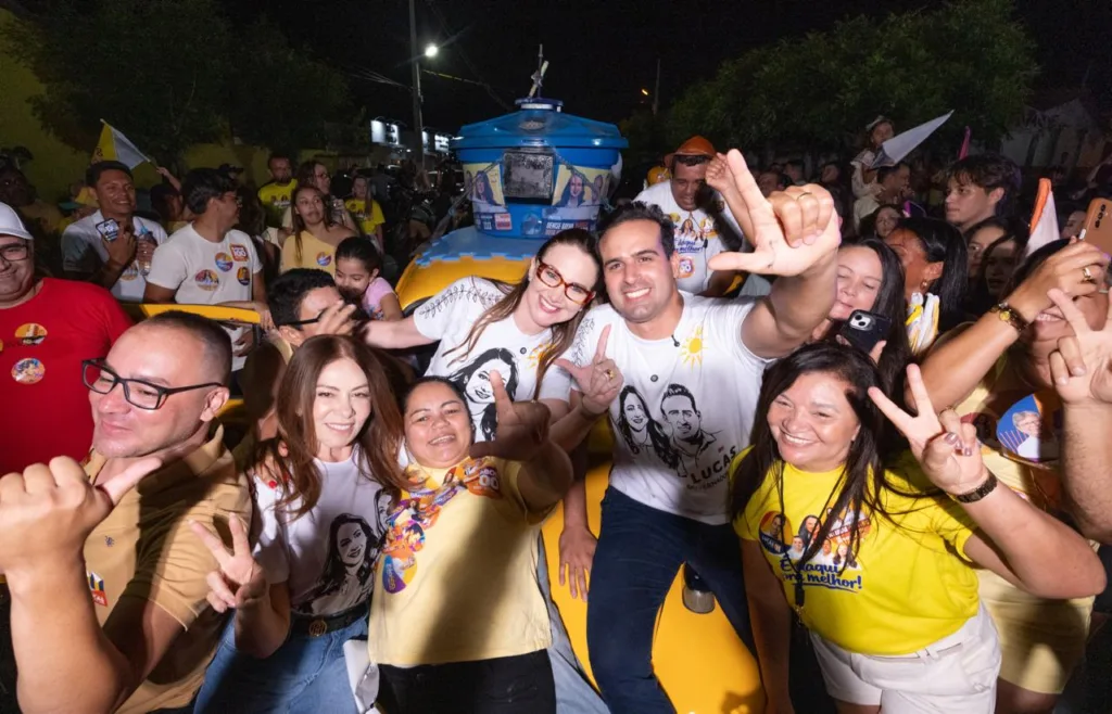 Lucas Ribeiro faz gesto de vitória e campanha ao lado da prefeita Denise Bayma cercado por apoiadores em Bom Jesus.